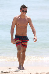 组图：英国跳水正太戴利海滩度假 身材略显发福