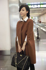 组图：张静初变身魔法师  复古斗篷秀秋日小清新