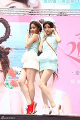 组图：BY2为新EP和写真造势 超短裙秀美腿