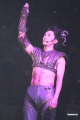 组图：郑伊健开唱遭催婚 女友蒙嘉慧到场欣赏