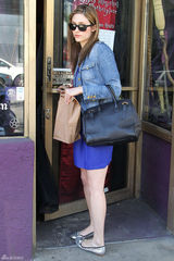 高清图：艾米-罗森街拍 牛仔外套搭配蓝色连衣裙