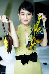 组图：IT GIRL陈燃水滴礼服写真表情多变