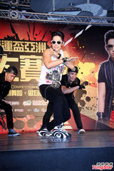 组图：吴建豪帅气亮相大秀舞技 墨镜遮面心情好