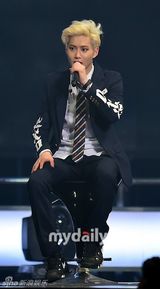 组图：EXO办回归秀咆哮掀高潮 女歌迷激动晕倒