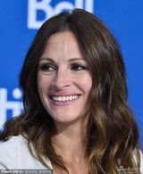 组图：《八月》记者会 朱莉娅-罗伯茨大笑谈片露乳沟