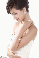 组图：万茜杂志写真白衣彩妆显华贵气质