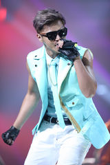 组图：李宇春榜中榜揽3奖 蔡依林险走光