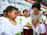 幻灯图：谢娜太阳村献爱心 号召爱心人士加入