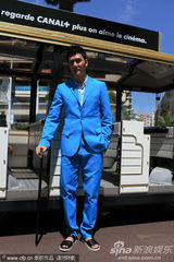 组图：冯绍峰带伤拄拐似绅士 悠闲坐观光车逛沙滩