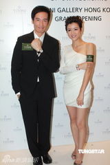 组图：陈豪携女友助阵商业活动 羞涩不敢牵女方手