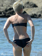 组图：麦莉-赛勒斯比基尼沙滩瑜伽纹身抢眼