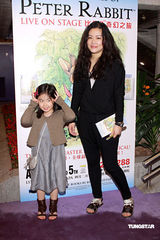 幻灯图：范姜携女看音乐剧 张达明赞狄娜是奇女子  