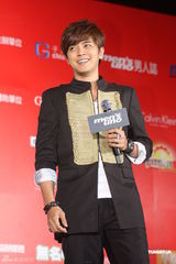 组图：罗志祥代言模特选秀 现场避谈与吸烟妹绯闻