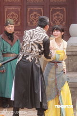 幻灯图：容祖儿新片造型搞怪 与阿Sa(蔡卓妍)亲热如姐妹花