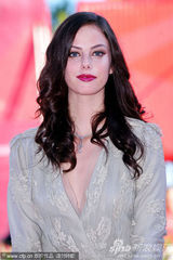 组图：《呼啸山庄》威尼斯首映 影片主创齐聚