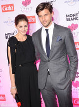 组图：纽约名媛奥利维亚-巴勒莫黑色连身装亮相