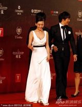 组图：巩新亮现身红毯 深v长裙爆乳吸睛