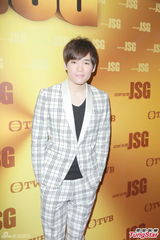 组图：郑欣宜香港过圣诞 未知郑少秋能否应约