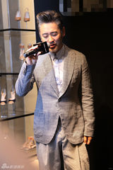 组图：吴秀波站台忙吸金 潮版Frank嫩爽亮相