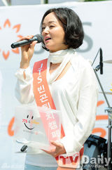 组图：韩星韩智敏朴真熙裴钟玉为饥饿儿募捐