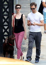 组图：安妮-海瑟薇与未婚夫遛狗晒幸福