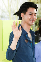 高清组图：赵仁成携韩孝珠出席活动笑靥如花