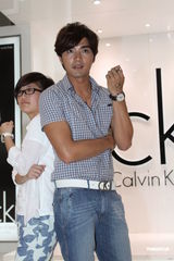 组图：贺军翔现身上海捞金 打造摩登时尚新造型