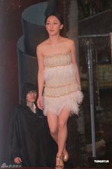 高清图：周迅超短低胸裙装现身 秀美腿夺人眼球