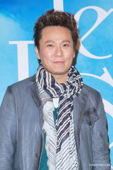 组图：张信哲结束红馆个唱 称健康快乐最重要