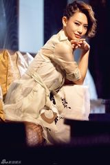 组图：戚薇熟女写真登封面 小露香肩展别样性感