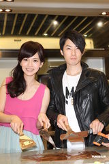 组图：吴建豪首次做巧克力 对曾之乔印象很新鲜