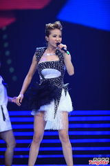 组图：李宇春榜中榜揽3奖 蔡依林险走光