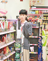 组图：陈冠希亲密照女主角谢芷蕙学生装现身  