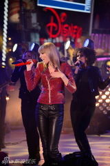 组图：泰勒跨年激情献唱 紧身皮衣跪地狂野嘶吼