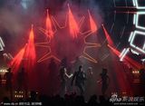 组图：亚瑟小子深情开唱 捂耳伸手表情纠结
