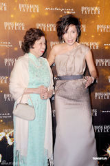 组图：霍震霆出席周年舞会 霍启刚等人陪伴身边