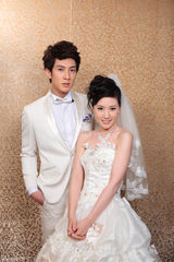 组图：吴尊刘梓妍曝光婚纱剧照 二人相依甜美十足