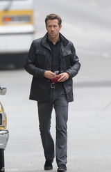 组图：《冥界警局》片场 “毒妈”扮嫩雷诺兹耍帅