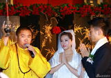 组图：快女唐笑与富商男友大婚 新人玩热辣游戏