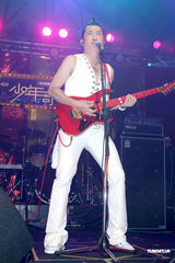 高清图：庾澄庆台北开唱 小S热情拥抱并送上蛋糕