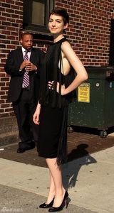 组图：短发安妮-海瑟薇黑色流苏裙魅力四射