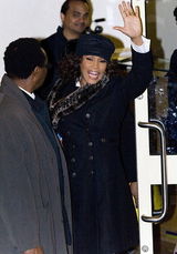 幻灯图集：惠特尼-休斯顿英国演出礼服出故障