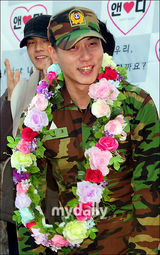 组图：神话成员Andy正式退役 李准基李莞等欢送