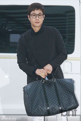 组图：韩星郑宇微笑现身 秀黑白机场时尚