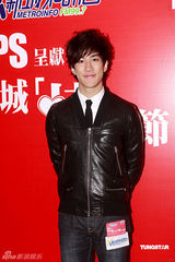 幻灯图：卫兰出席活动可爱调皮 自曝四年没拍拖 