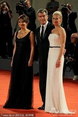 组图：老牌007布鲁斯南帅气现身威尼斯美女环绕