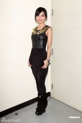 组图：《劲歌金曲》录像 阿Sa黑色皮胸衣亮相献歌