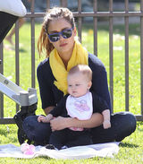 高清图：杰西卡-阿尔芭享受亲子时光小女儿可爱