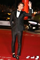 组图：釜山电影节开幕 金亨俊风度翩翩亮相