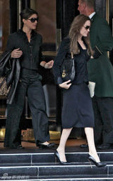 组图：安吉丽娜-朱莉现身变身黑色控 步伐轻盈